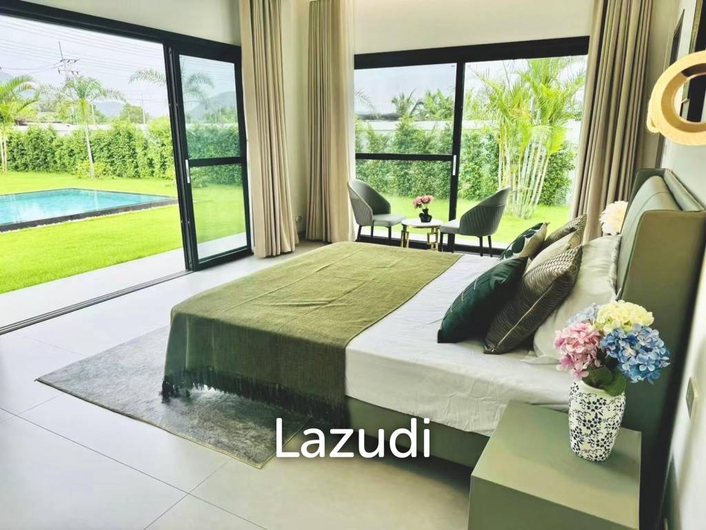 Black Mountain: Pool villa with 5 bedrooms and 5 bathrooms