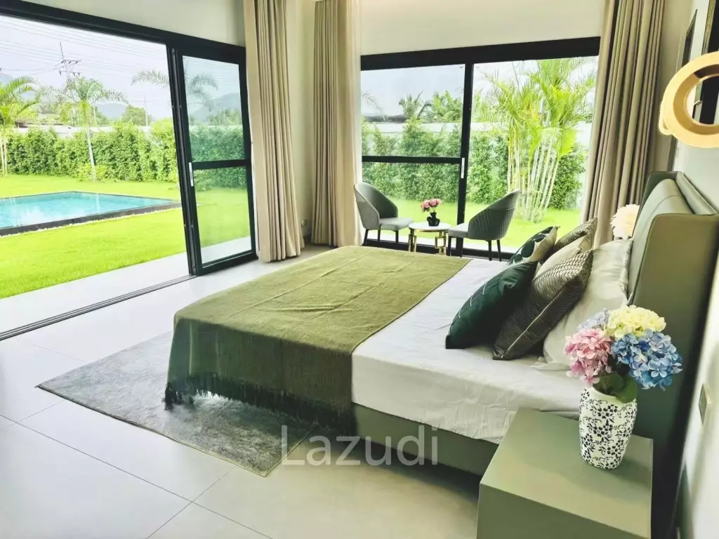 Black Mountain: Pool villa with 5 bedrooms and 5 bathrooms