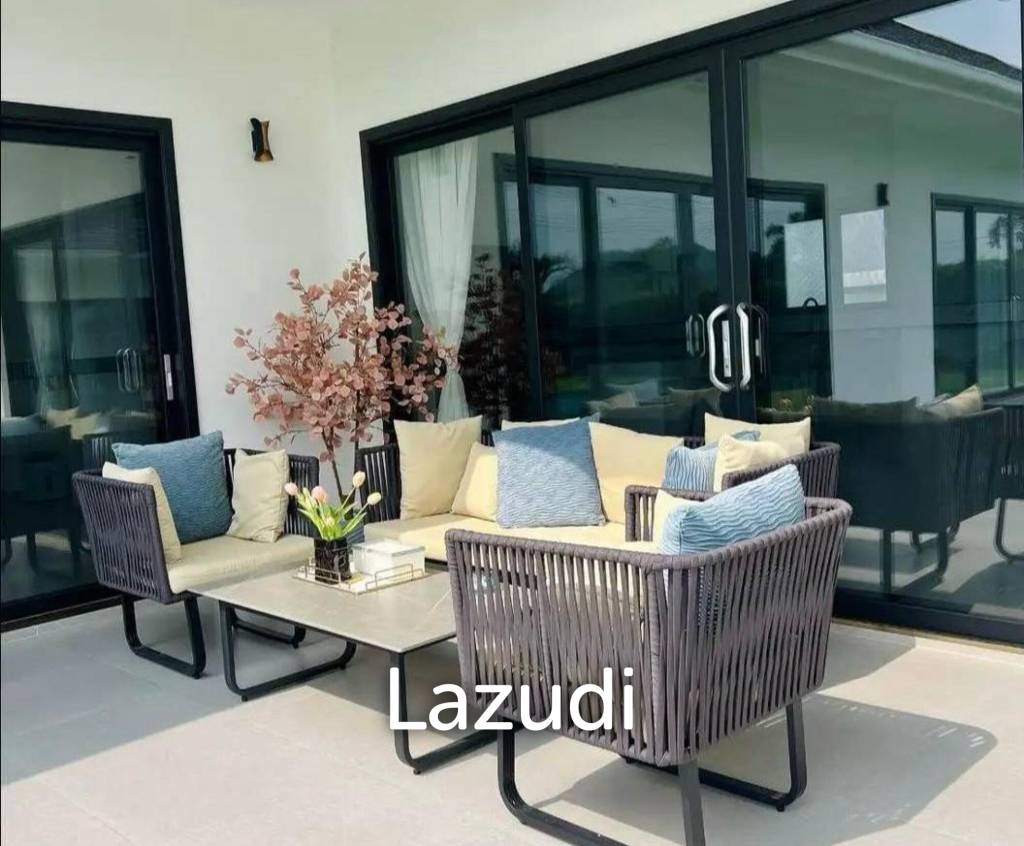 Black Mountain: Pool villa with 5 bedrooms and 5 bathrooms
