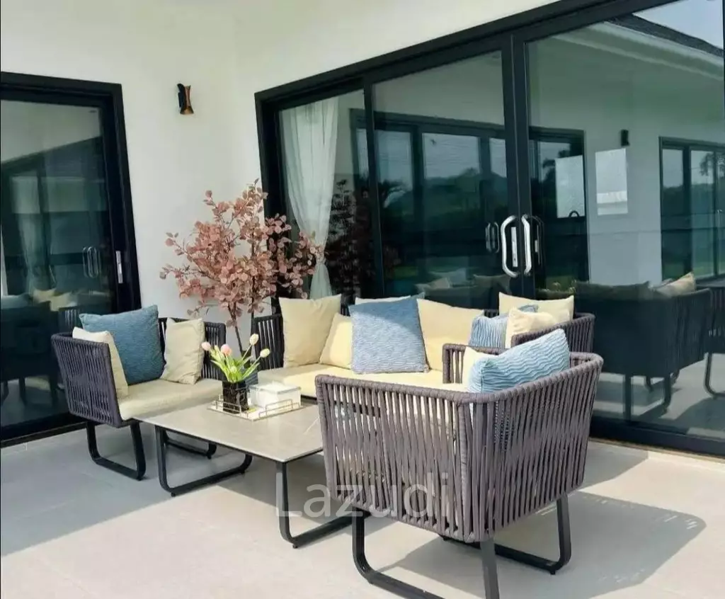 Black Mountain: Pool villa with 5 bedrooms and 5 bathrooms