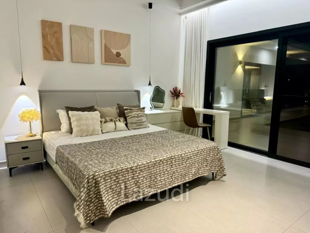 Black Mountain: Pool villa with 5 bedrooms and 5 bathrooms