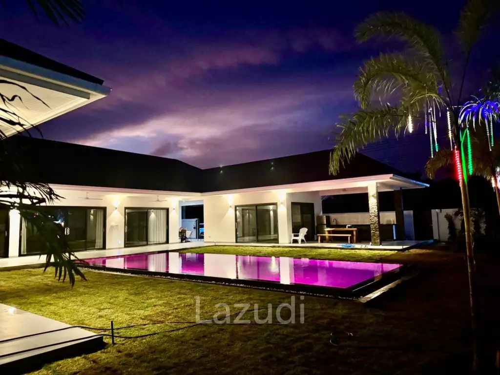 Black Mountain: Pool villa with 5 bedrooms and 5 bathrooms