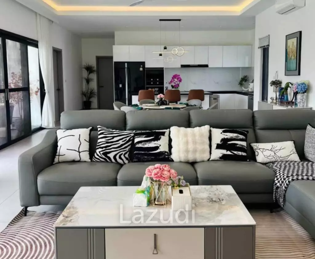 Black Mountain: Pool villa with 5 bedrooms and 5 bathrooms