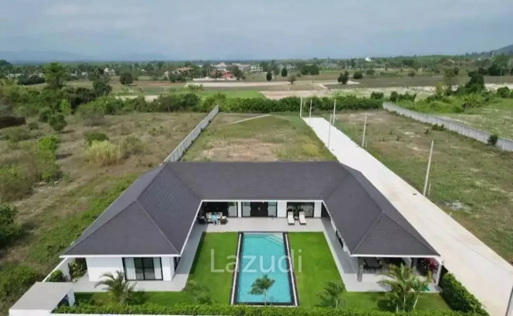 Black Mountain: Pool villa with 5 bedrooms and 5 bathrooms