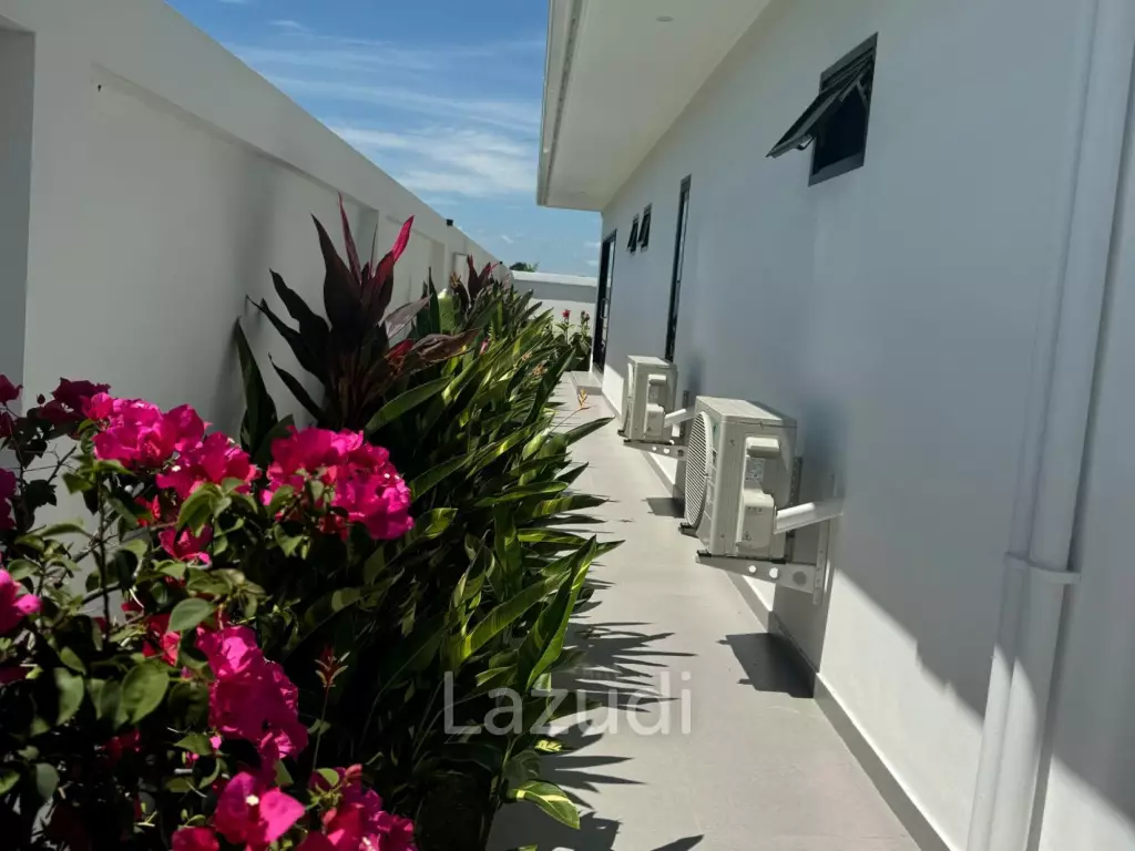 Black Mountain: Pool villa with 5 bedrooms and 5 bathrooms