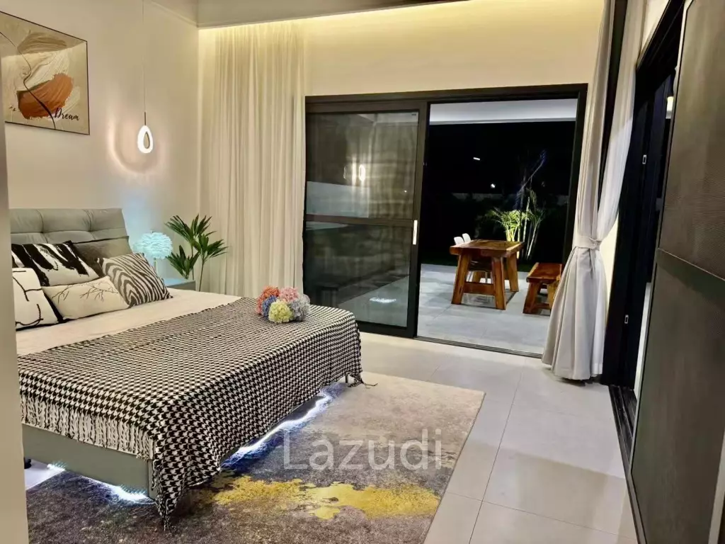 Black Mountain: Pool villa with 5 bedrooms and 5 bathrooms