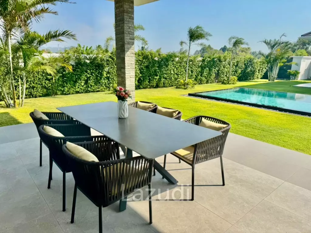 Black Mountain: Pool villa with 5 bedrooms and 5 bathrooms