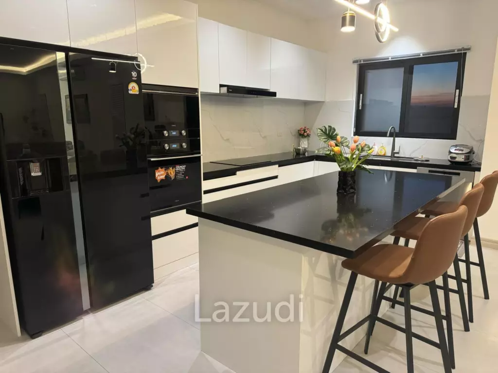 Black Mountain: Pool villa with 5 bedrooms and 5 bathrooms