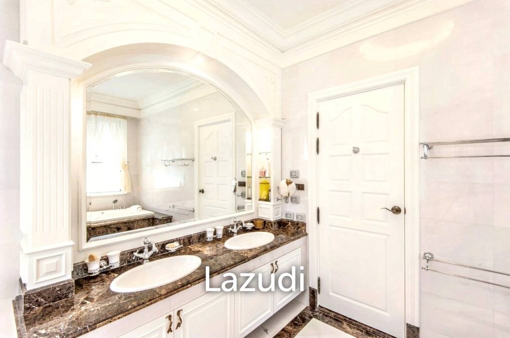 5 Bed 6 Bath Luxury Mansion in Central Bangkok – 517 SQ.W. of Land, Pool, Office Buildin in Din Daeng District