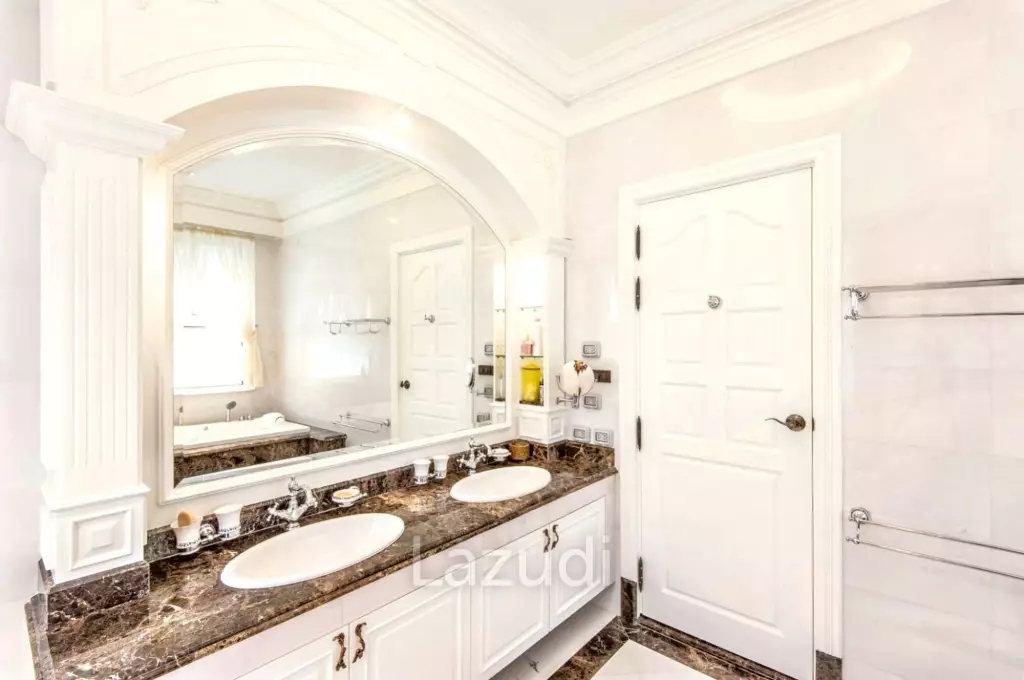 5 Bed 6 Bath Luxury Mansion in Central Bangkok – 517 SQ.W. of Land, Pool, Office Buildin in Din Daeng District