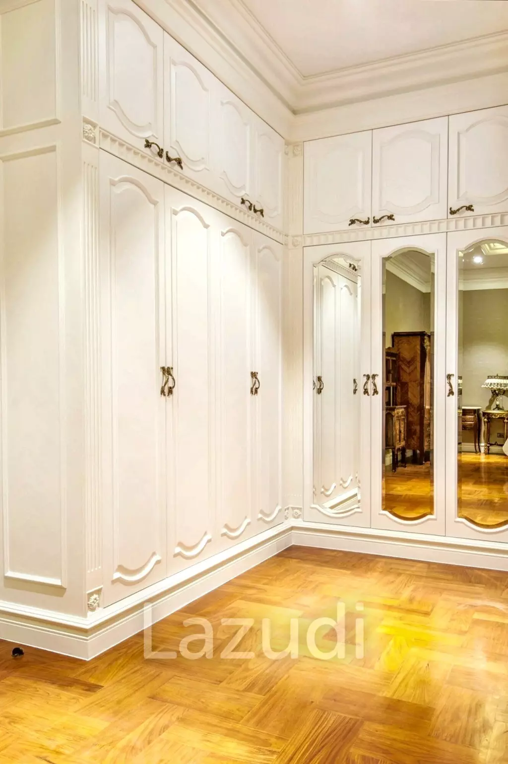 5 Bed 6 Bath Luxury Mansion in Central Bangkok – 517 SQ.W. of Land, Pool, Office Buildin in Din Daeng District