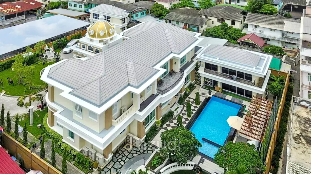 5 Bed 6 Bath Luxury Mansion in Central Bangkok – 517 SQ.W. of Land, Pool, Office Buildin in Din Daeng District