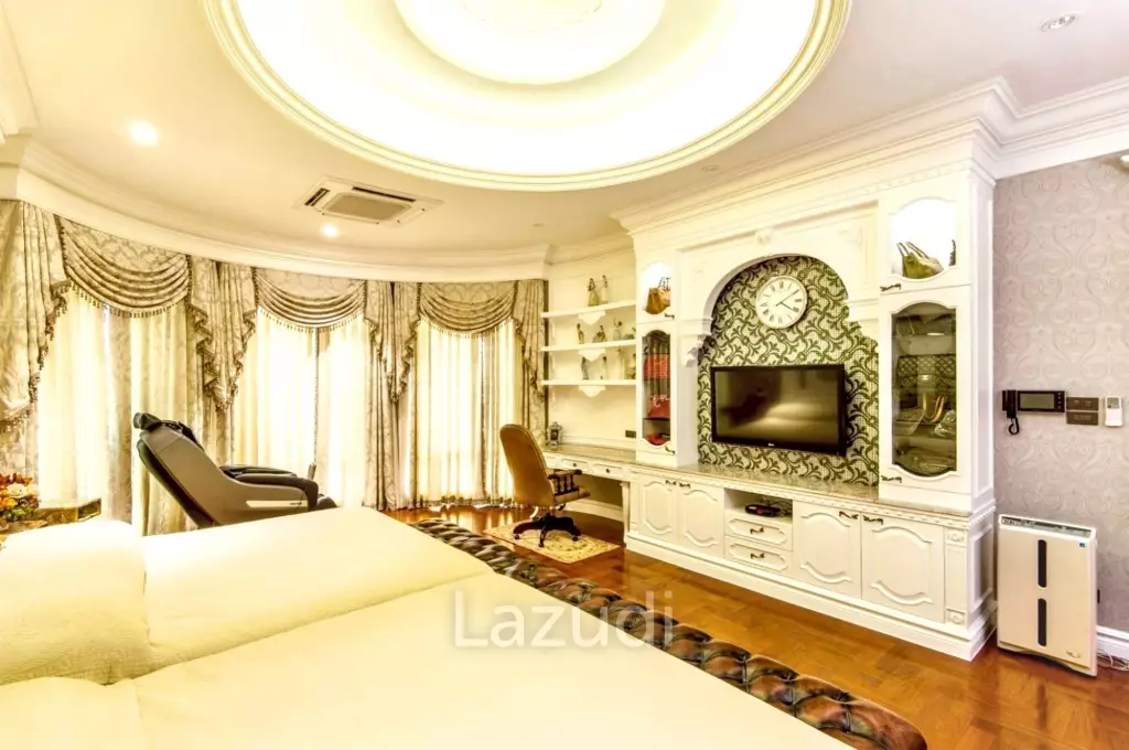 5 Bed 6 Bath Luxury Mansion in Central Bangkok – 517 SQ.W. of Land, Pool, Office Buildin in Din Daeng District