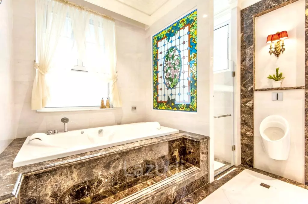 5 Bed 6 Bath Luxury Mansion in Central Bangkok – 517 SQ.W. of Land, Pool, Office Buildin in Din Daeng District