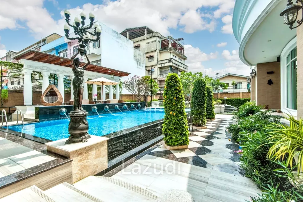 5 Bed 6 Bath Luxury Mansion in Central Bangkok – 517 SQ.W. of Land, Pool, Office Buildin in Din Daeng District