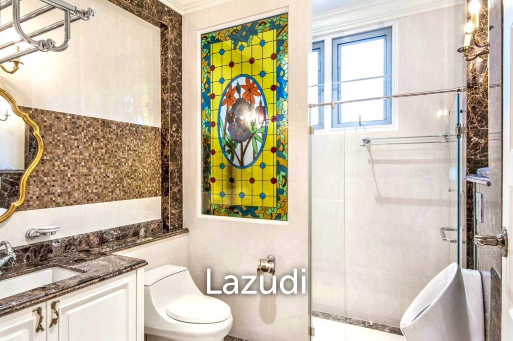 5 Bed 6 Bath Luxury Mansion in Central Bangkok – 517 SQ.W. of Land, Pool, Office Buildin in Din Daeng District