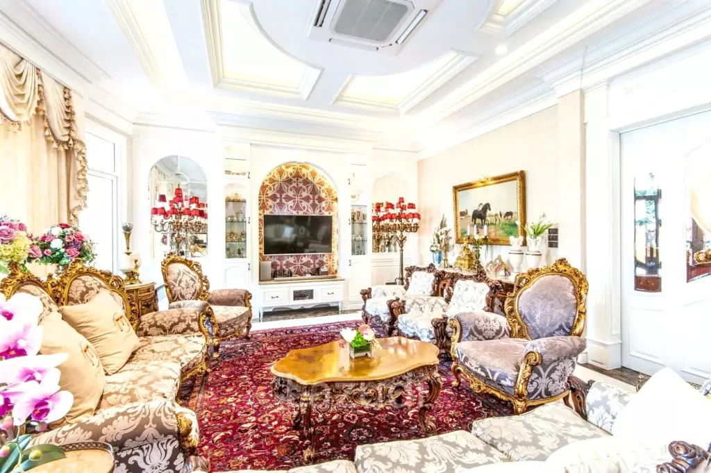 5 Bed 6 Bath Luxury Mansion in Central Bangkok – 517 SQ.W. of Land, Pool, Office Buildin in Din Daeng District