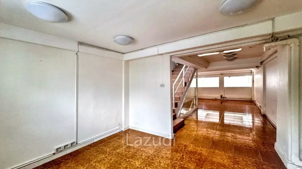 Luxury Home Office in Central Khlong Toei