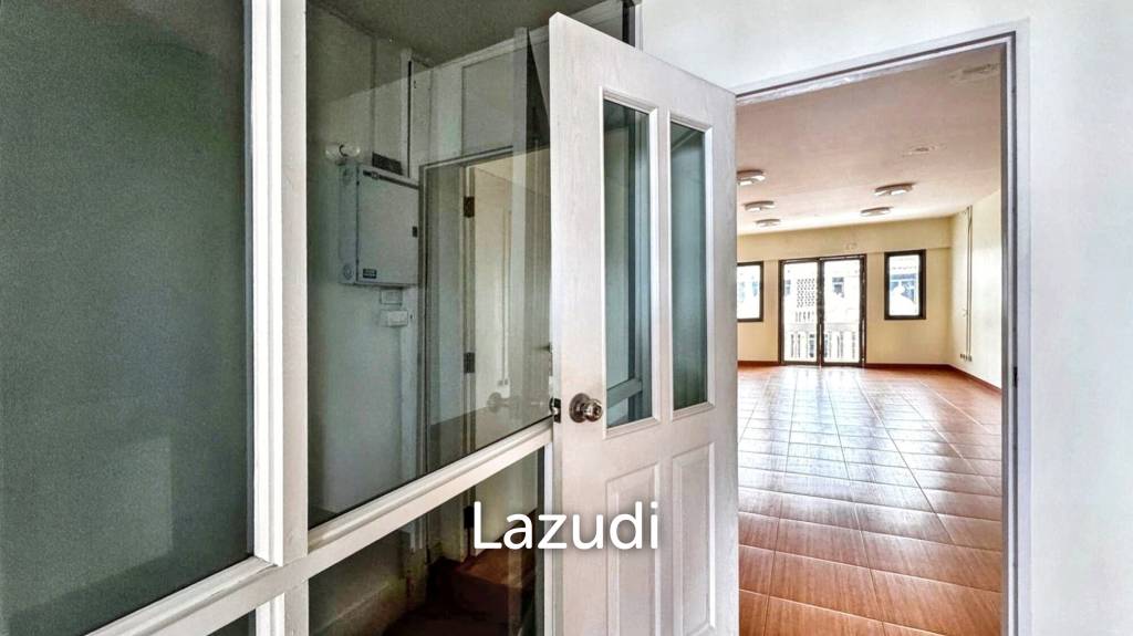 Luxury Home Office in Central Khlong Toei
