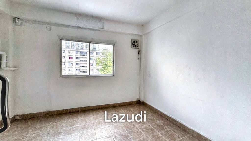 Luxury Home Office in Central Khlong Toei