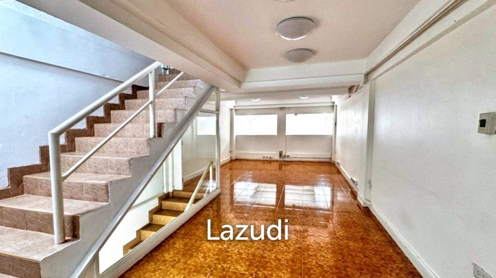 Luxury Home Office in Central Khlong Toei