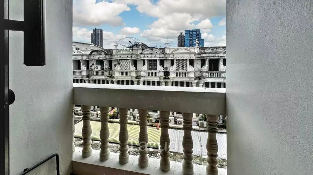 Luxury Home Office in Central Khlong Toei