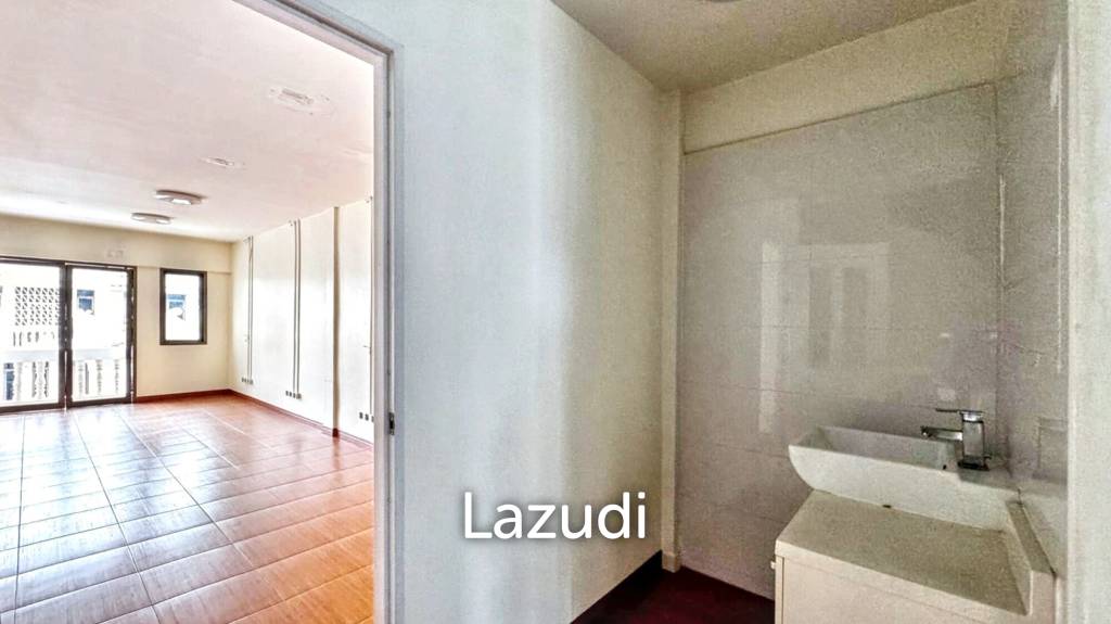 Luxury Home Office in Central Khlong Toei
