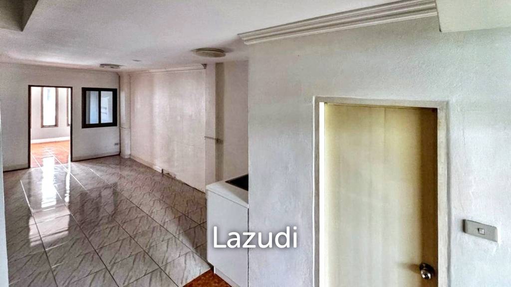 Luxury Home Office in Central Khlong Toei