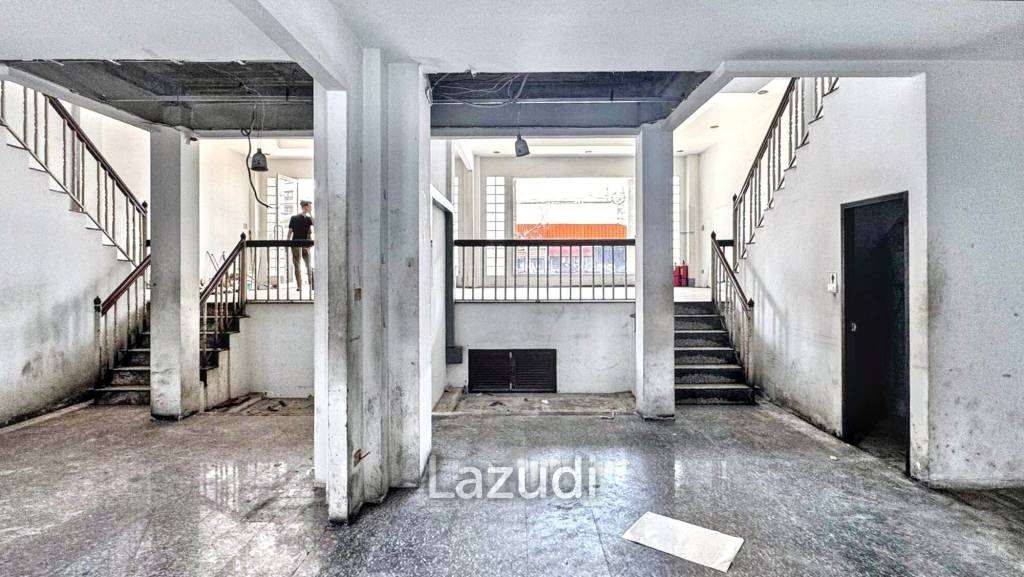 4-Story Restaurant and Bar in Watthana Bangkok
