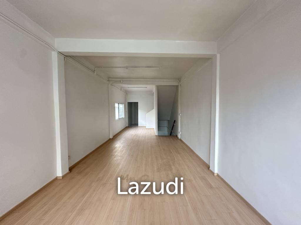 4-Bedroom 3 bedroom Townhouse in Charoen Rat