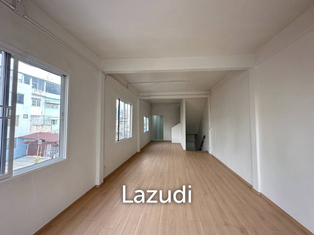 4-Bedroom 3 bedroom Townhouse in Charoen Rat