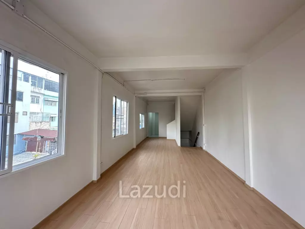 4-Bedroom 3 bedroom Townhouse in Charoen Rat