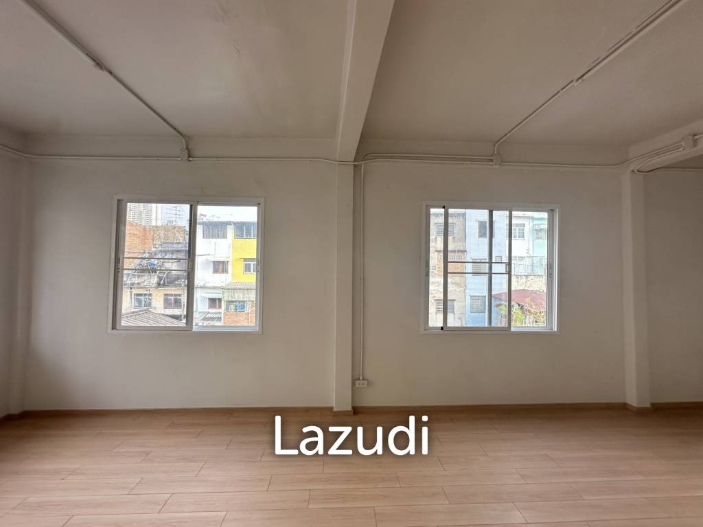4-Bedroom 3 bedroom Townhouse in Charoen Rat