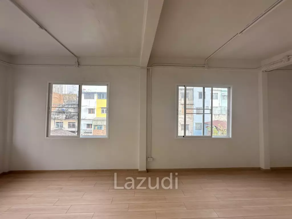 4-Bedroom 3 bedroom Townhouse in Charoen Rat