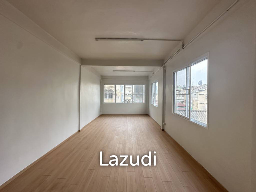 4-Bedroom 3 bedroom Townhouse in Charoen Rat