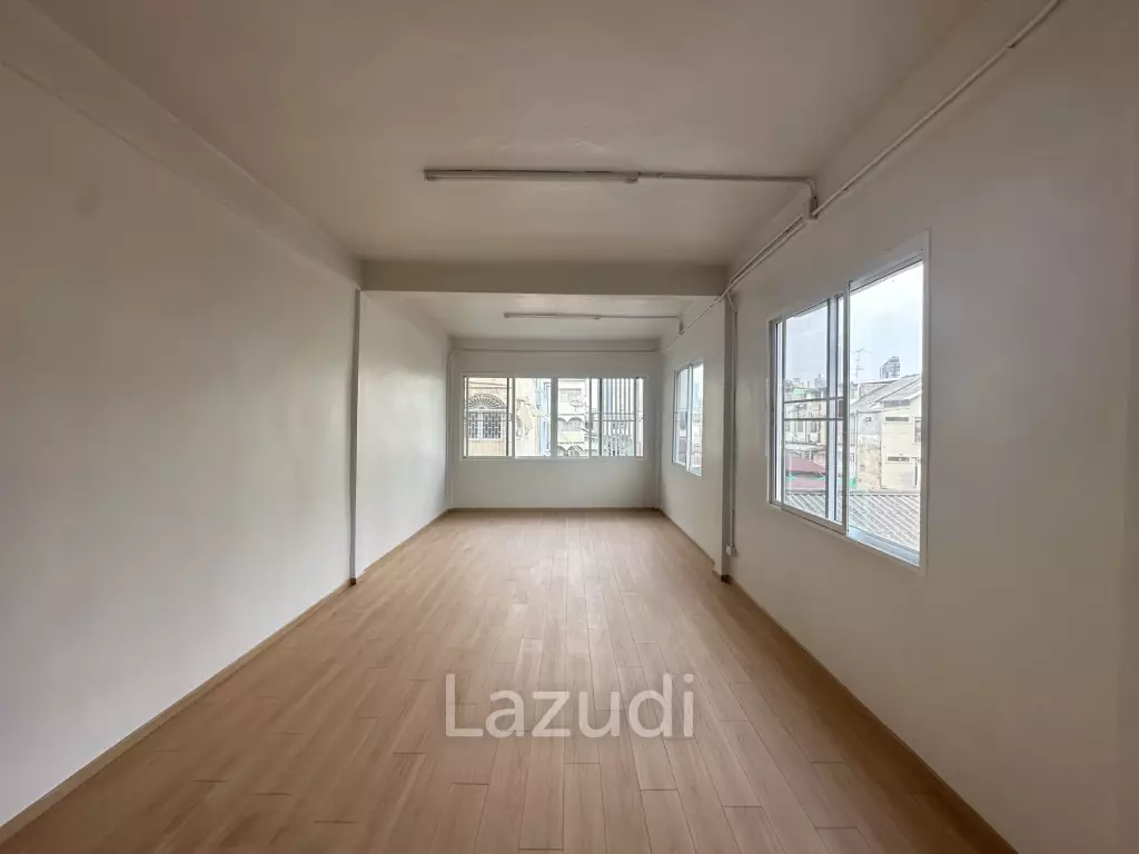 4-Bedroom 3 bedroom Townhouse in Charoen Rat