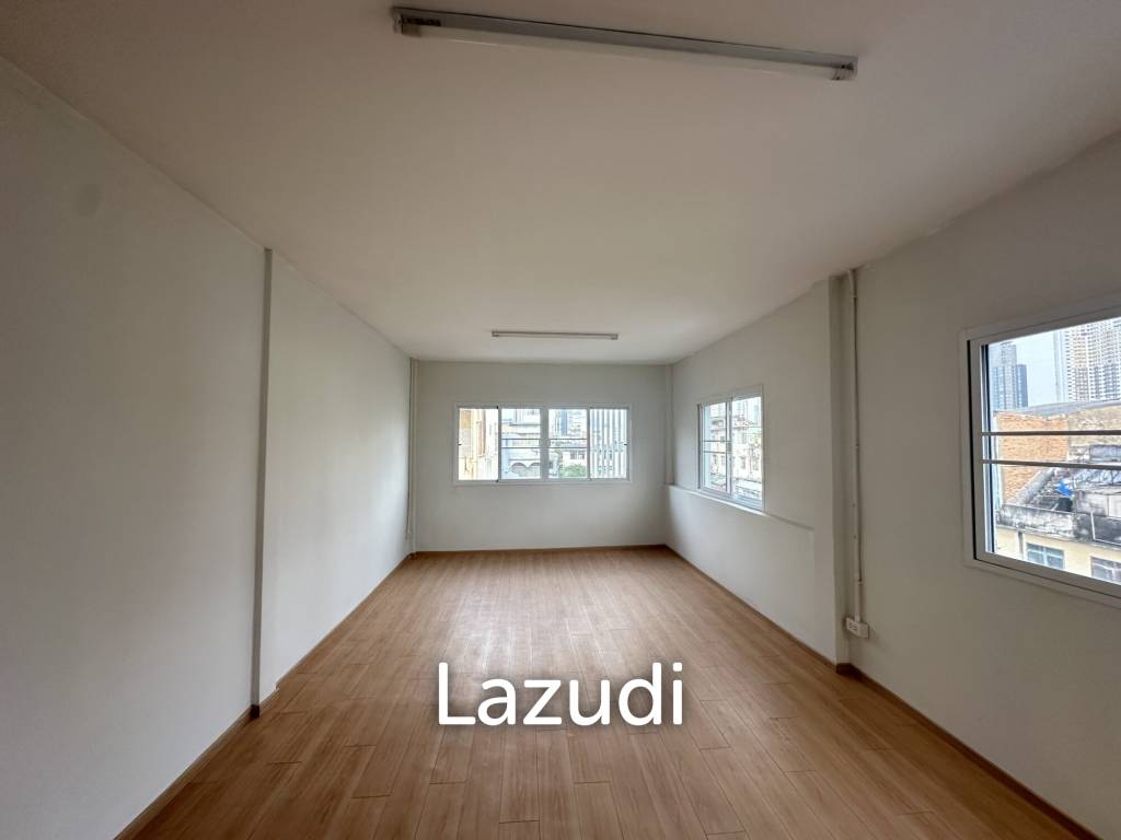 4-Bedroom 3 bedroom Townhouse in Charoen Rat