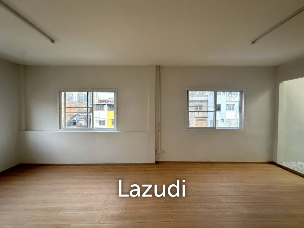 4-Bedroom 3 bedroom Townhouse in Charoen Rat