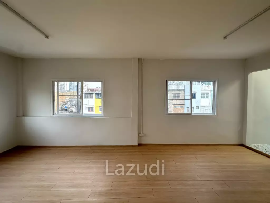 4-Bedroom 3 bedroom Townhouse in Charoen Rat