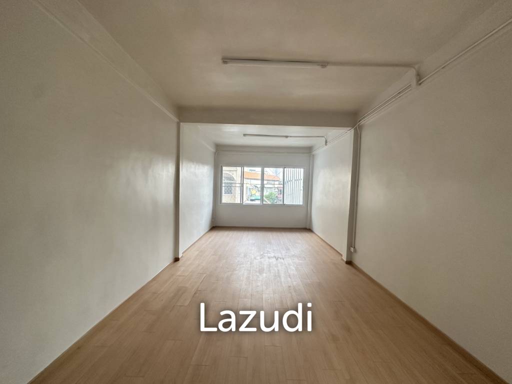 4-Bedroom 3 bedroom Townhouse in Charoen Rat
