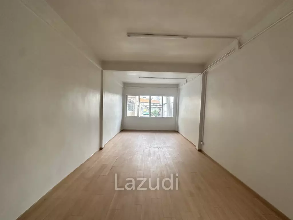 4-Bedroom 3 bedroom Townhouse in Charoen Rat