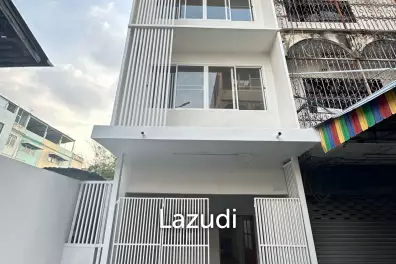 4-Bedroom 3 bedroom Townhouse in Charoen Rat