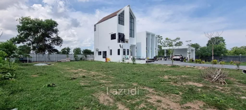 4 Beds 5 Baths 543 SQ.M. Pool Villa in Huay Yai