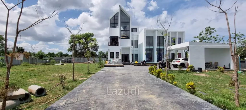 4 Beds 5 Baths 543 SQ.M. Pool Villa in Huay Yai