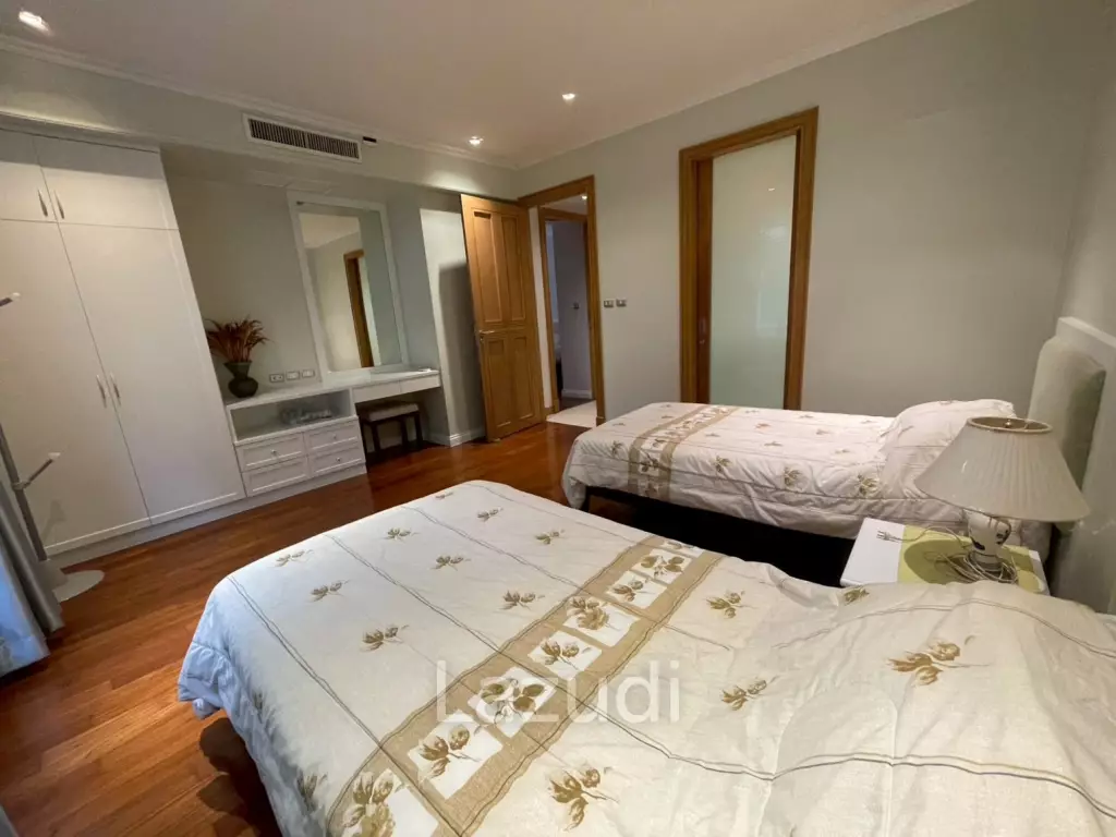 Blue Lagoon: Large 2 Bed Luxury Condo with Hotel Facilities