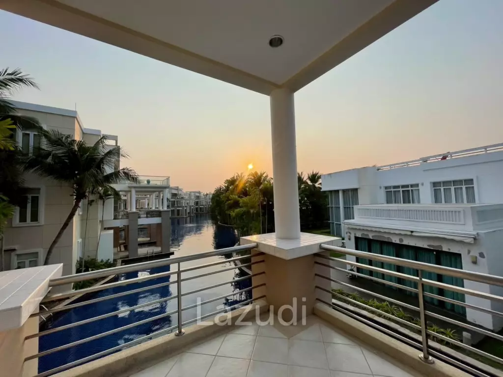 Blue Lagoon: Large 2 Bed Luxury Condo with Hotel Facilities