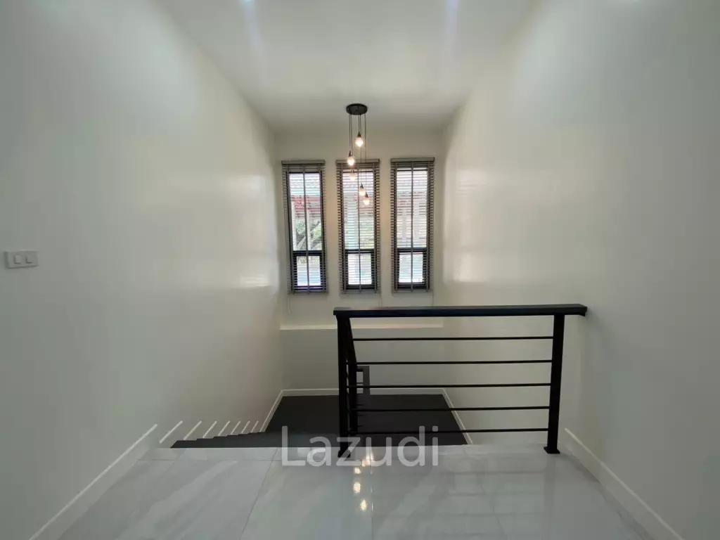Beautiful new 3 bed 4 bath house with mountain views