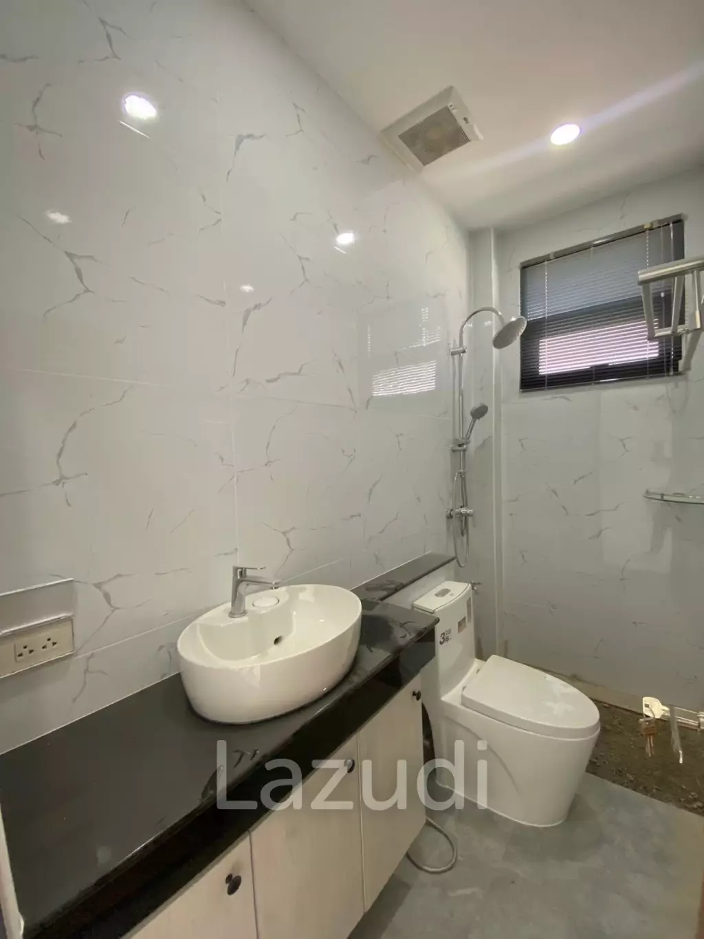 Beautiful new 3 bed 4 bath house with mountain views