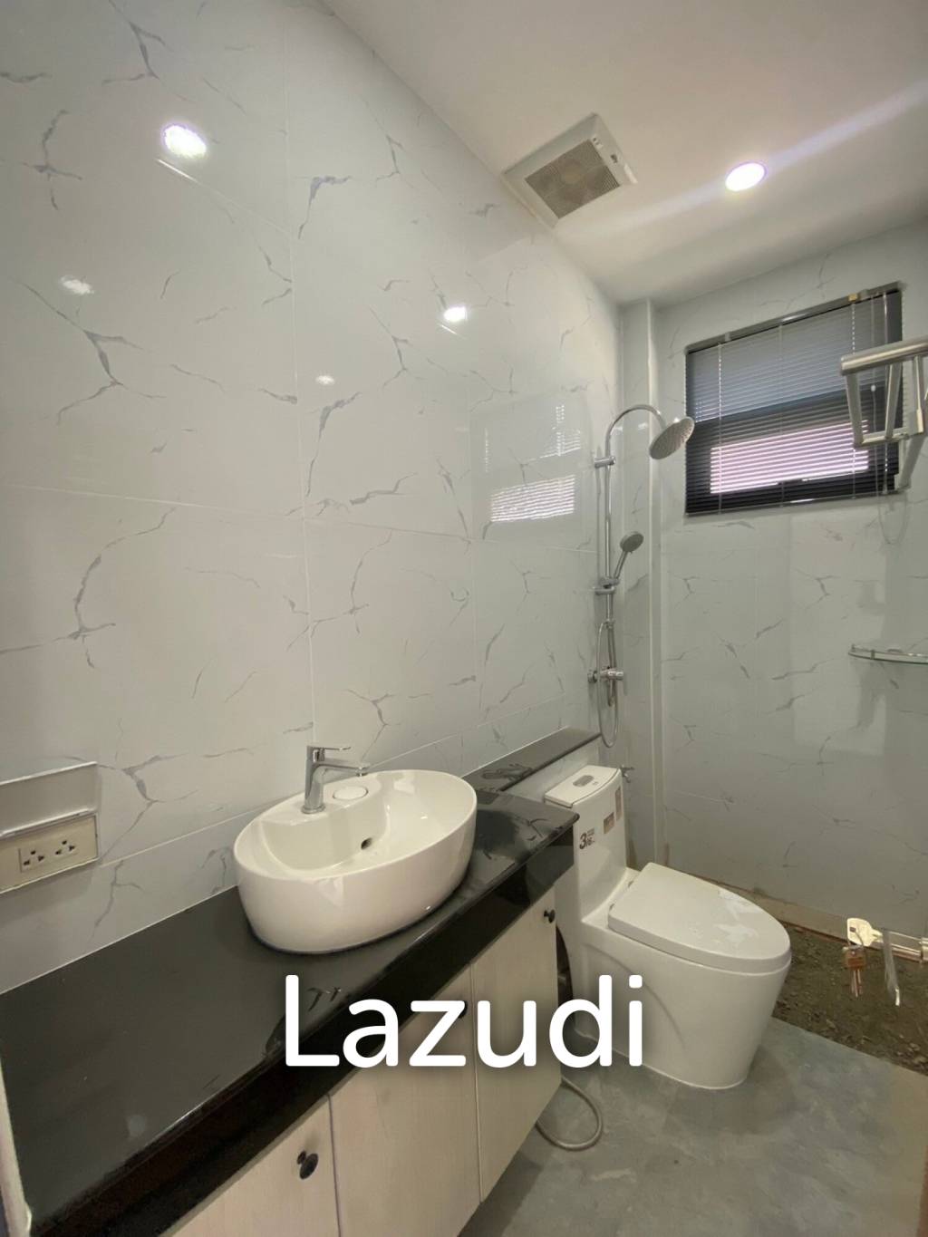 Beautiful new 3 bed 4 bath house with mountain views