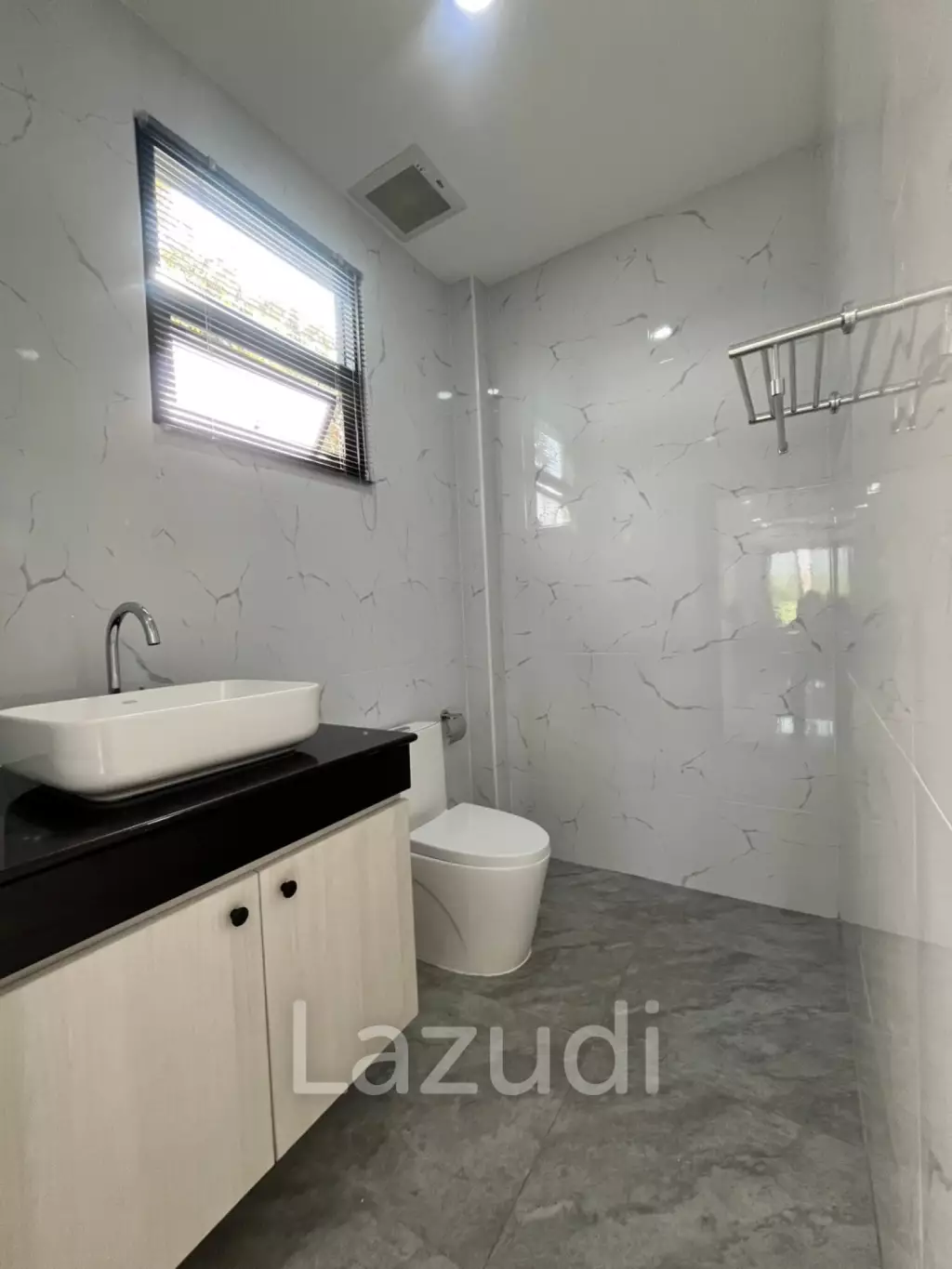 Beautiful new 3 bed 4 bath house with mountain views
